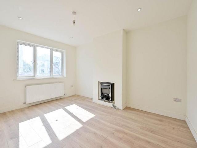 Apartment for rent in Cottenham Park, Greater London