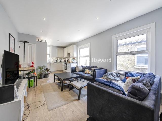 Flat for rent in Furzedown, Greater London