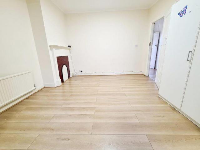 Flat for rent in Kingsbury, Greater London