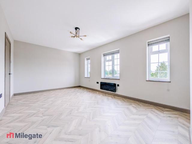 Flat for rent in Hook, Greater London