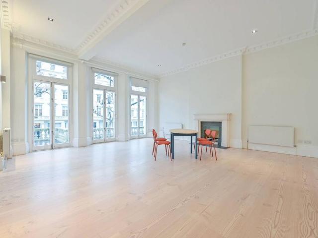 Flat for rent in Brompton, Greater London