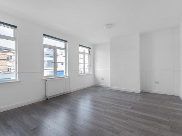 Apartment for rent in Longlands, Greater London