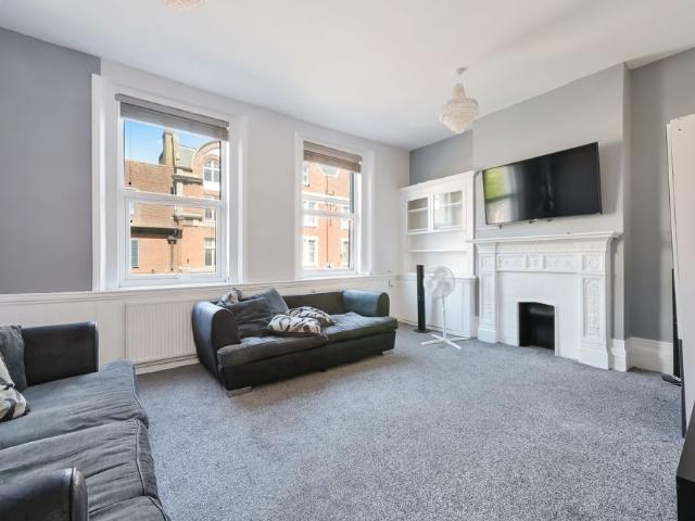 Apartment for rent in Summerstown, Greater London