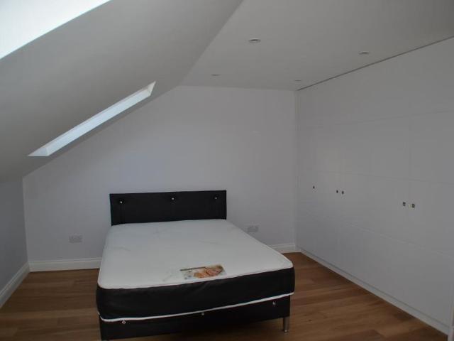 Apartment for rent in Summerstown, Greater London