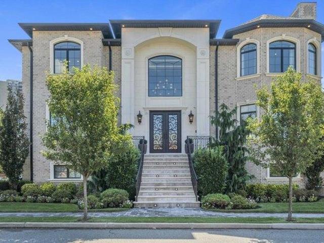 House for sale in Fort Lee, New Jersey