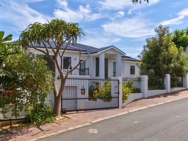 House for rent in Heldervue, Somerset West