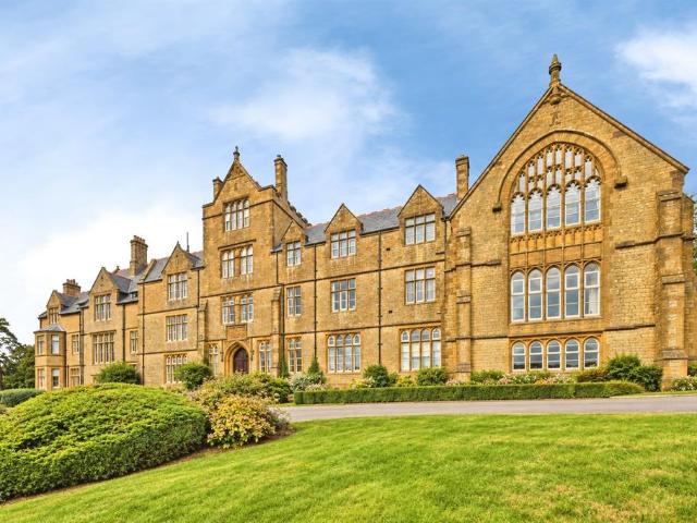 Flat for sale in Crewkerne, Somerset