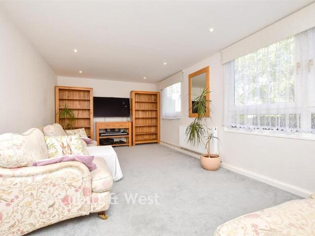 Flat for sale in Wallington, Greater London