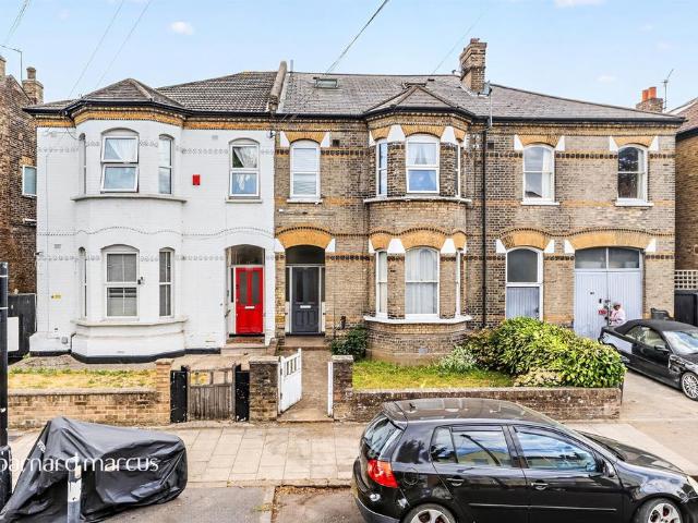 Flat for sale in Streatham, Greater London
