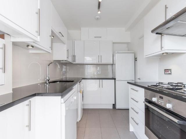 Flat for rent in Brondesbury, Greater London