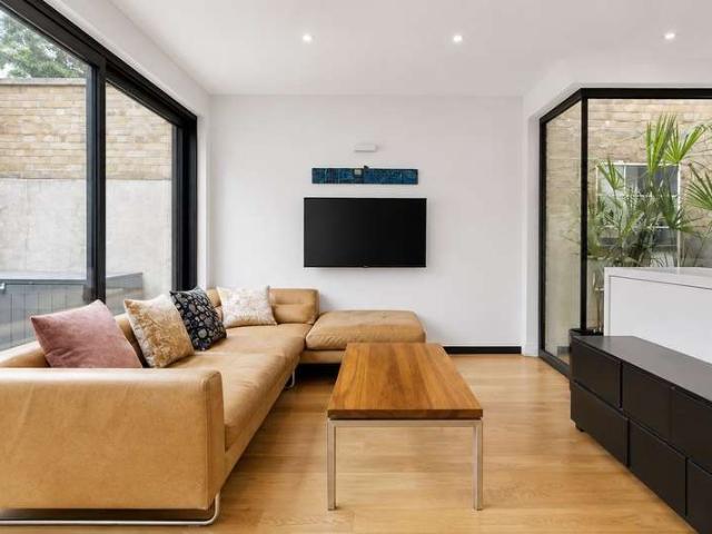 Maisonette for sale in Harlesden, Greater London