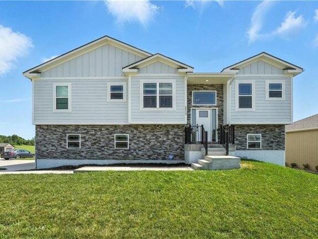 House for sale in Harrisonville, Missouri