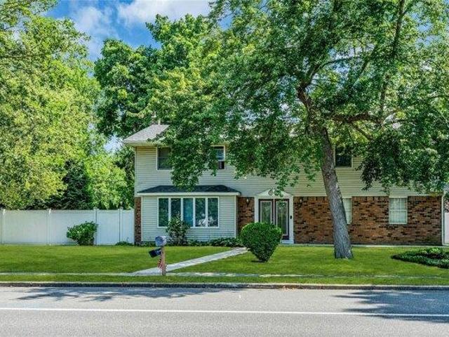 House for sale in Hauppauge House for sale in Hauppauge