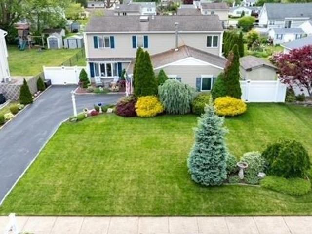 House for sale in Holtsville House for sale in Holtsville