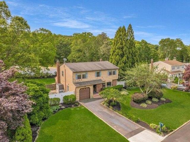 House for sale in Holtsville House for sale in Holtsville