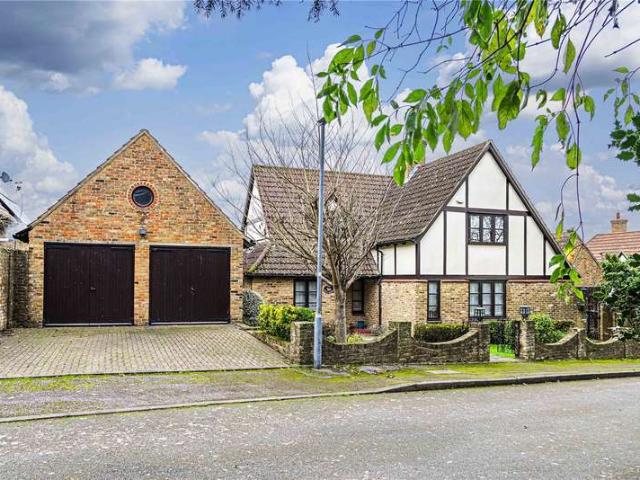 House for sale in Ashlyns Estate, Pouchen End