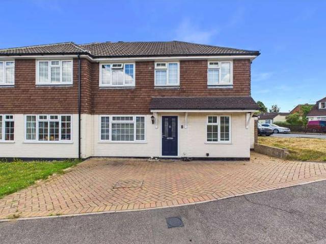 House for sale in Heol-las, Surrey