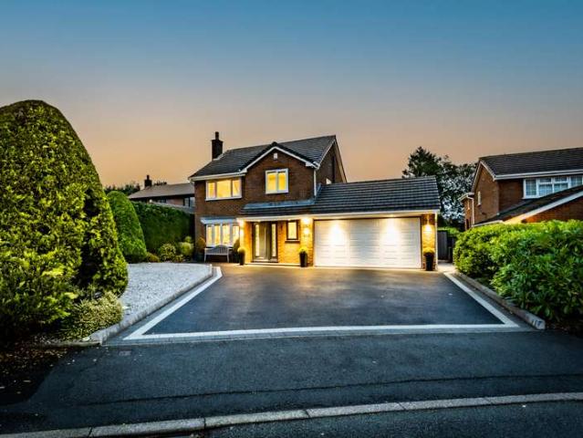 House for sale in Hazelhurst, Bury