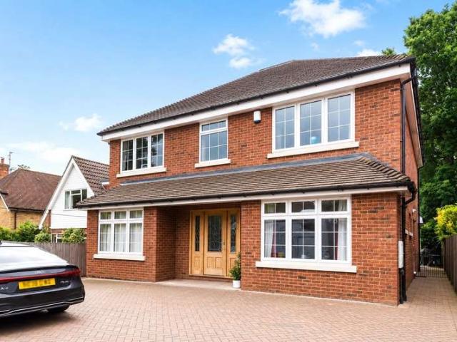 House for sale in Heol-las, Surrey