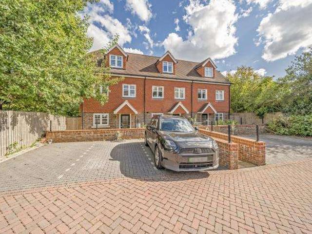 House for sale in Heol-las, Surrey