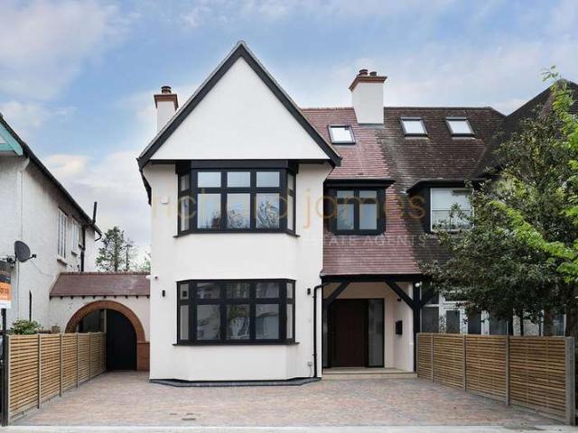 House for sale in The Hale, Mill Hill