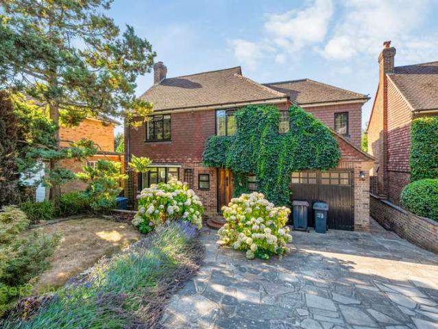 House for sale in London Borough of Croydon, Selsdon