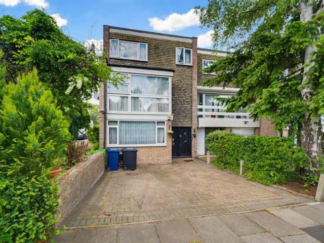 House for sale in London Borough of Ealing, Perivale