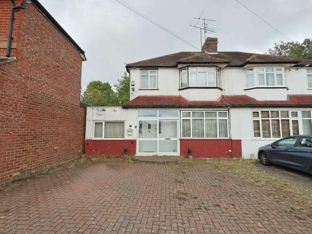 House for sale in Little Stanmore, Greater London
