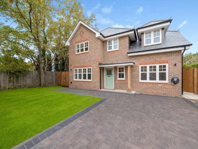 House for sale in Heol-las, Surrey