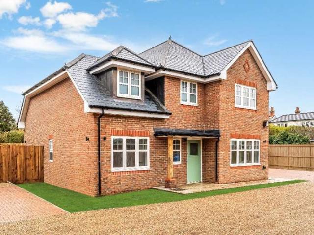 House for sale in Heol-las, Surrey