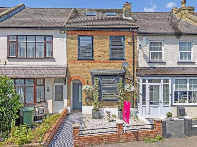 House for sale in Chingford, Highams Park