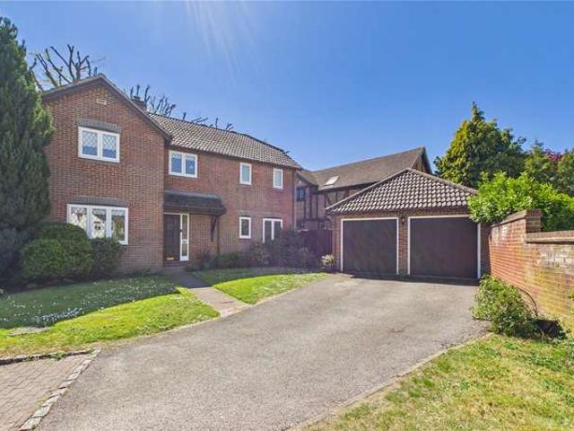 House for sale in Heol-las, Surrey