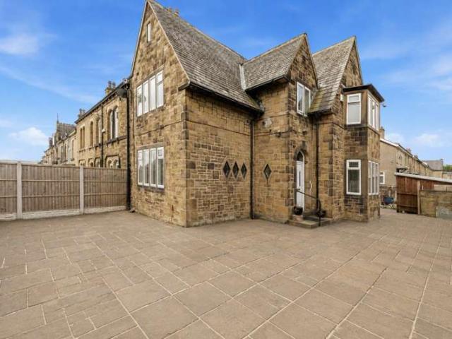 House for sale in Huddersfield, West Yorkshire