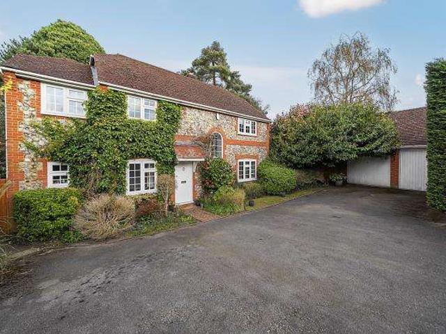 House for sale in Heol-las, Surrey
