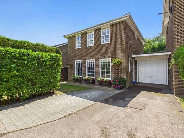 House for sale in Heol-las, Surrey