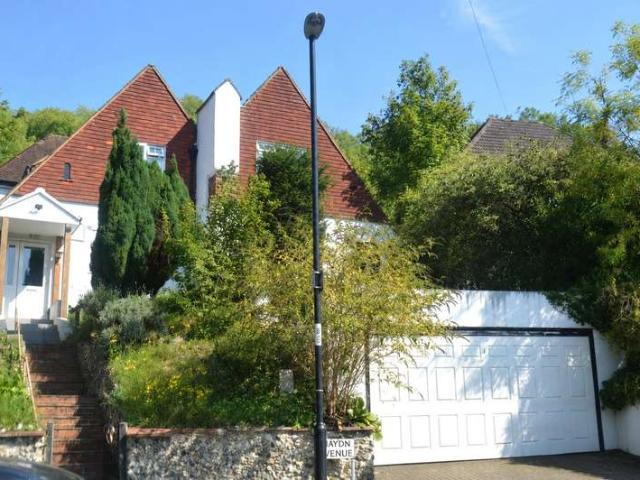 House for sale in London Borough of Croydon, Kenley