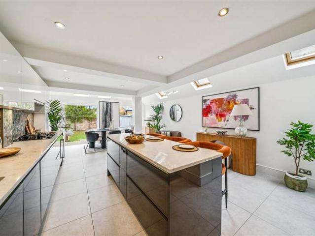 House for sale in Summerstown, Greater London