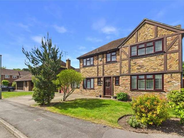 House for sale in Heol-las, Surrey