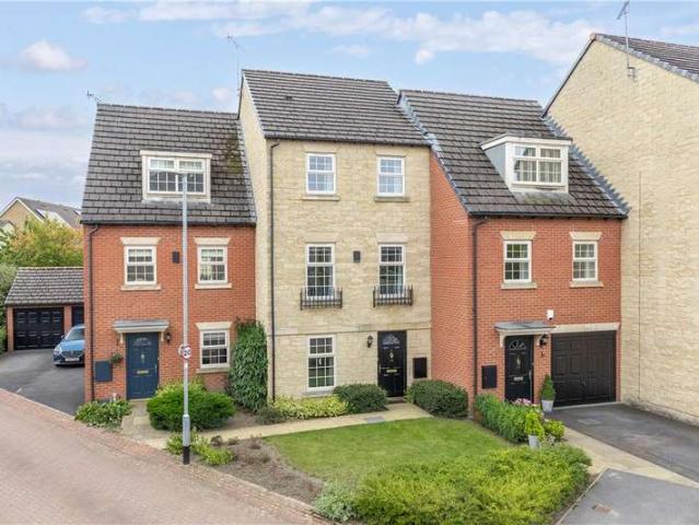 House for sale in Tranmere Park, Guiseley