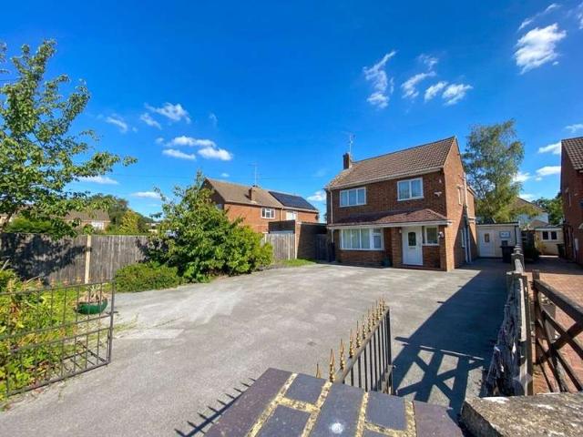 House for sale in Heol-las, Surrey