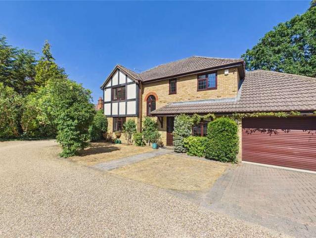 House for sale in Heol-las, Surrey
