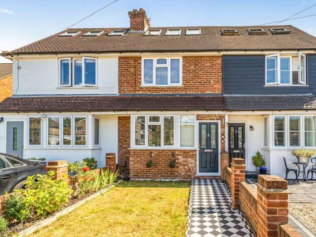 House for sale in Heol-las, Surrey