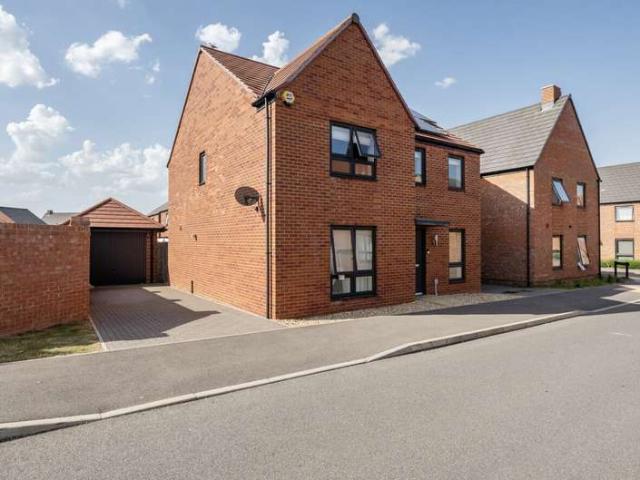 House for sale in Houghton Regis, Bedfordshire