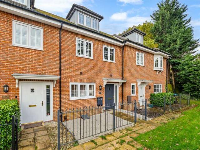 House for sale in Oxted, Hillview