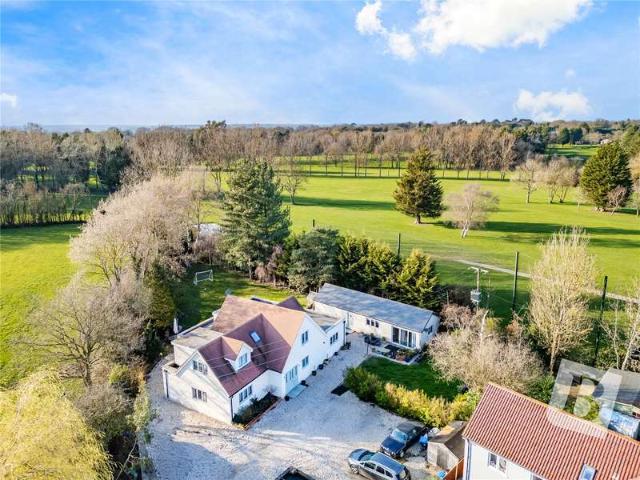House for sale in Pilgrims' Hatch, Navestock Side