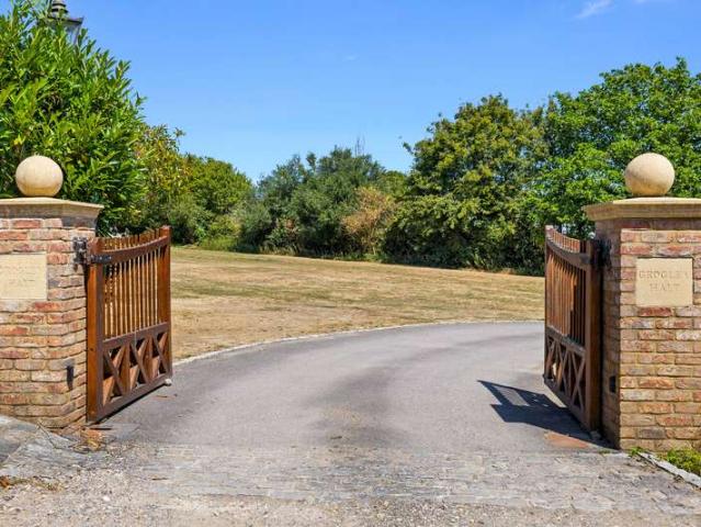 House for sale in Hillview, Surrey