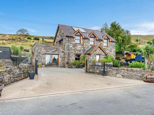 House for sale in Llanddeiniolen, Deiniolen