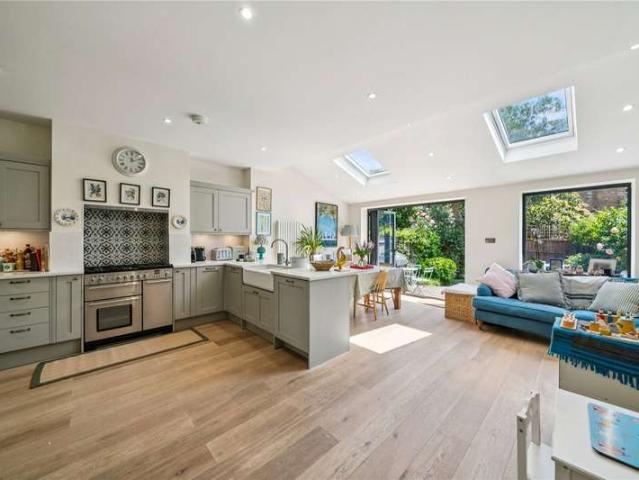 House for sale in Earlsfield, Greater London