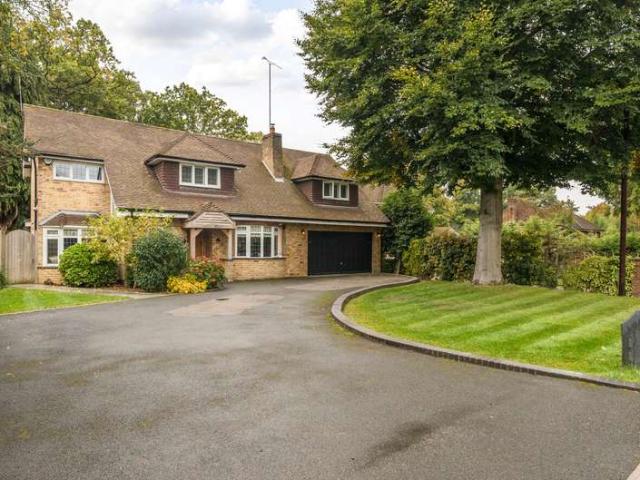 House for sale in Heol-las, Surrey