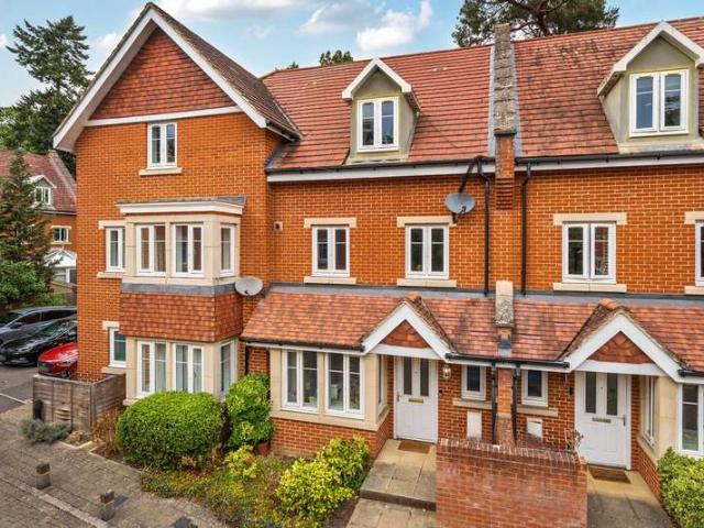 House for sale in Maybury Estate, Woking